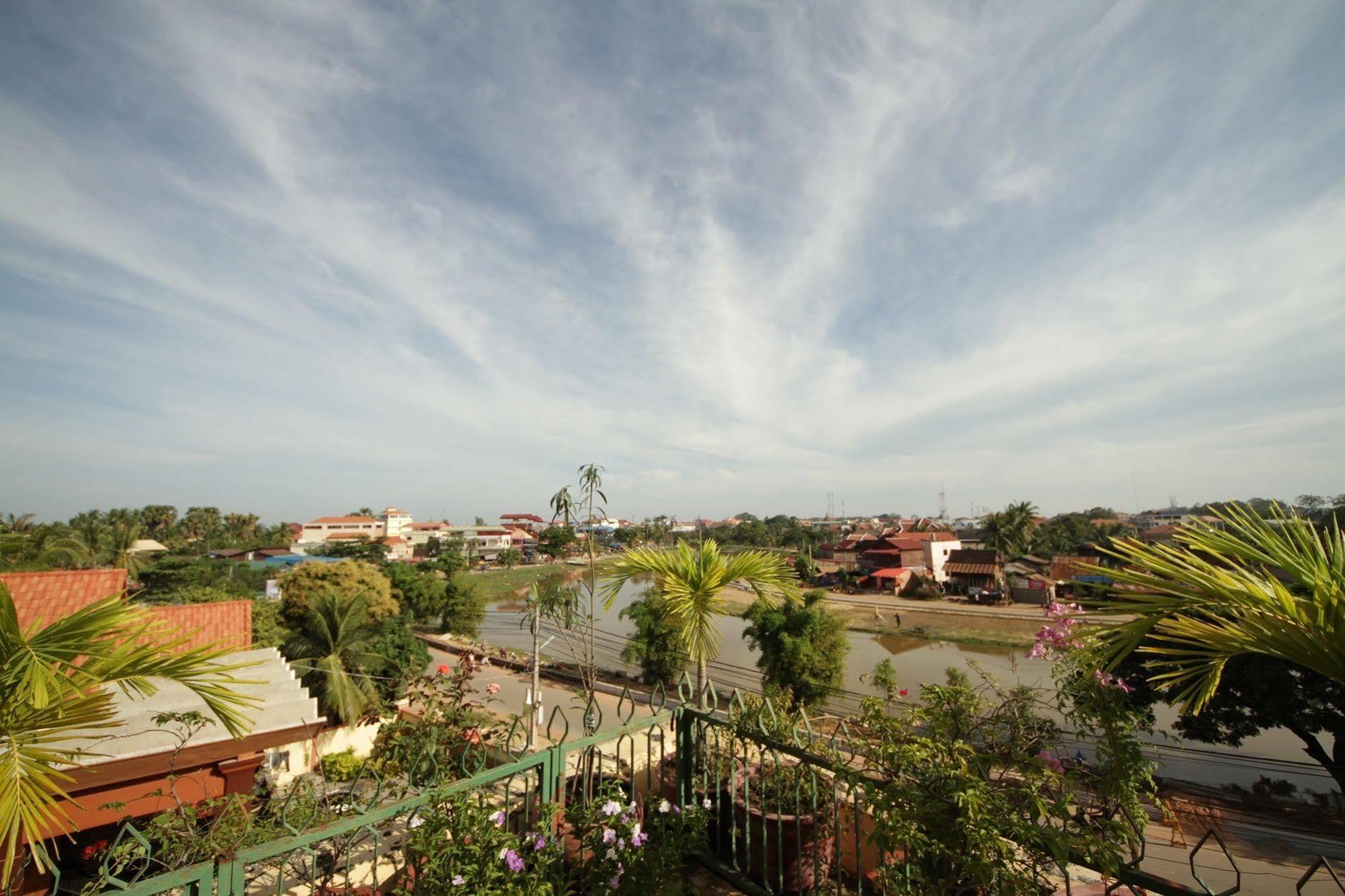 Siem Reap Riverside Hotel Esterno foto